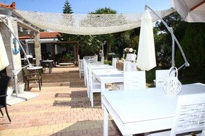 Outdoor dining - Nikos Apartments (Hersonissos)