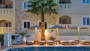 Piscine extérieure (ouverte en saison), parasols de plage