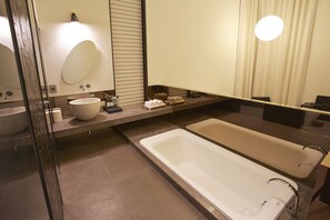 Standard Double Room | Bathroom | Combined shower/tub, free toiletries, hair dryer, bidet - JS The Classic Hotel (Hwaseong)