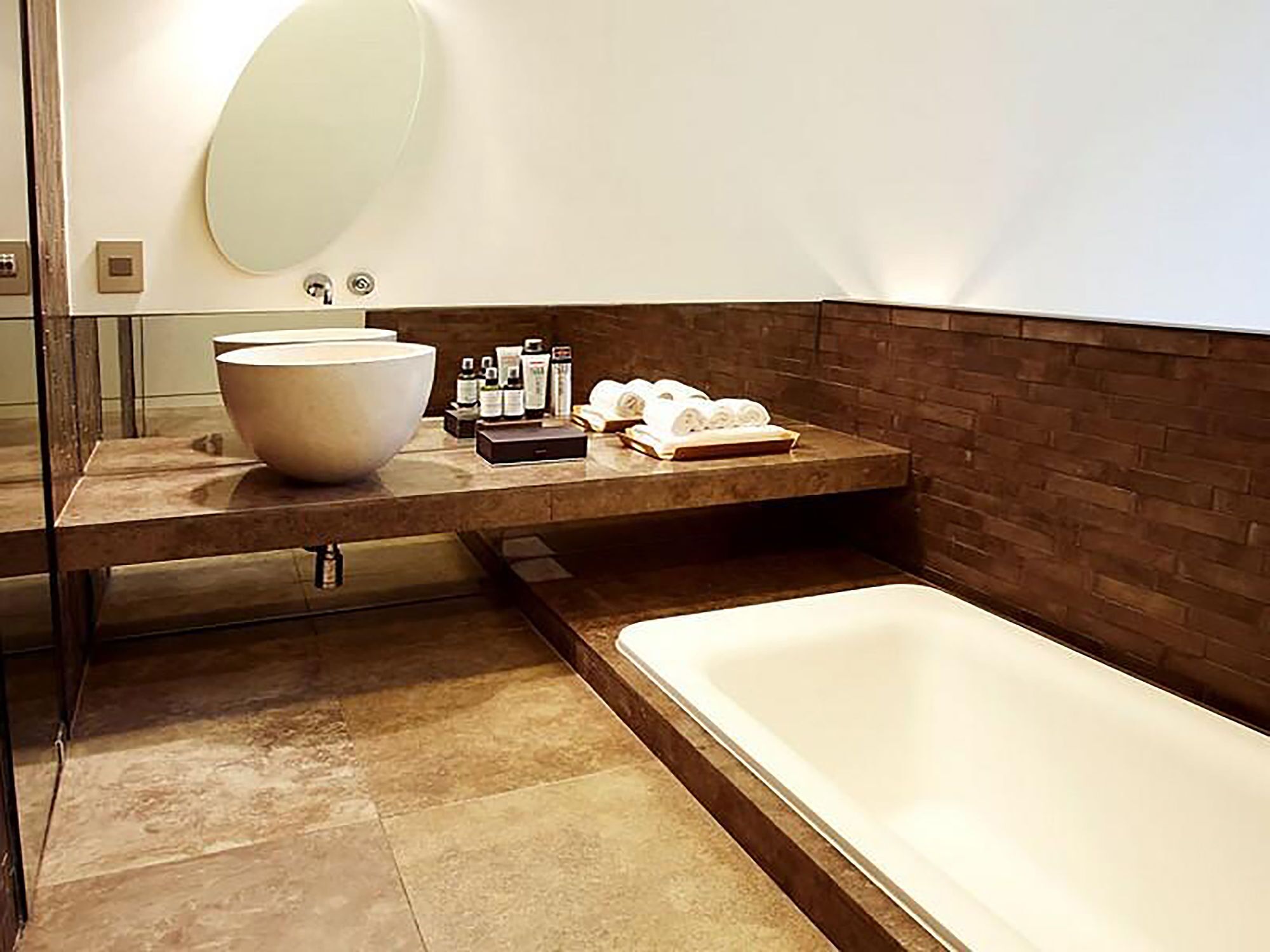 combined shower/bathtub, free toiletries, hair dryer, bidet