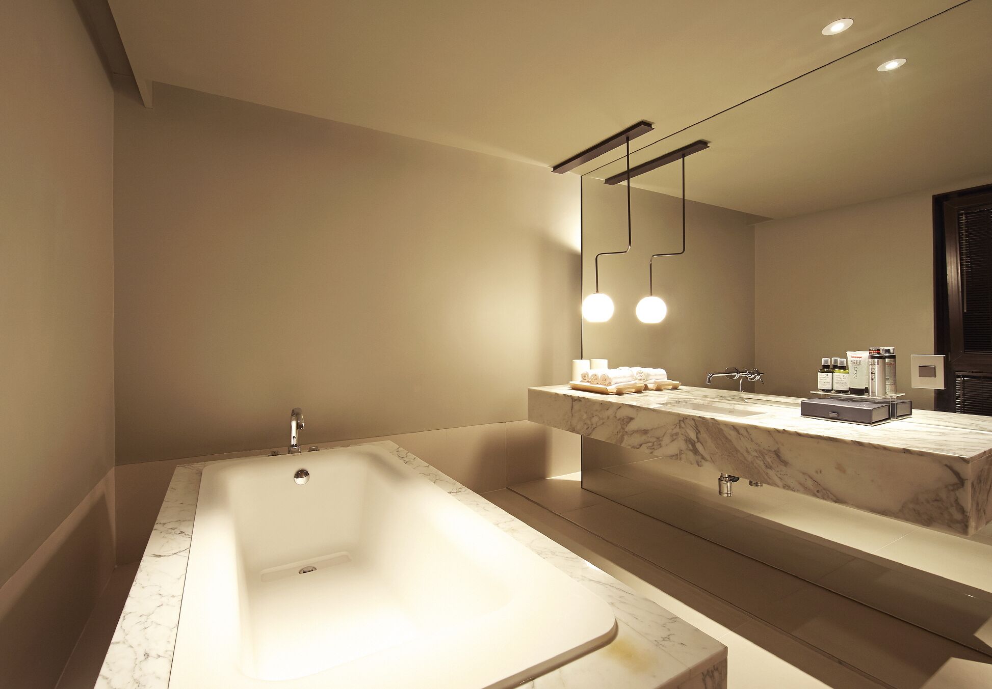 deluxe double room | bathroom | combined shower/bathtub, free toiletries, hair dryer, bidet