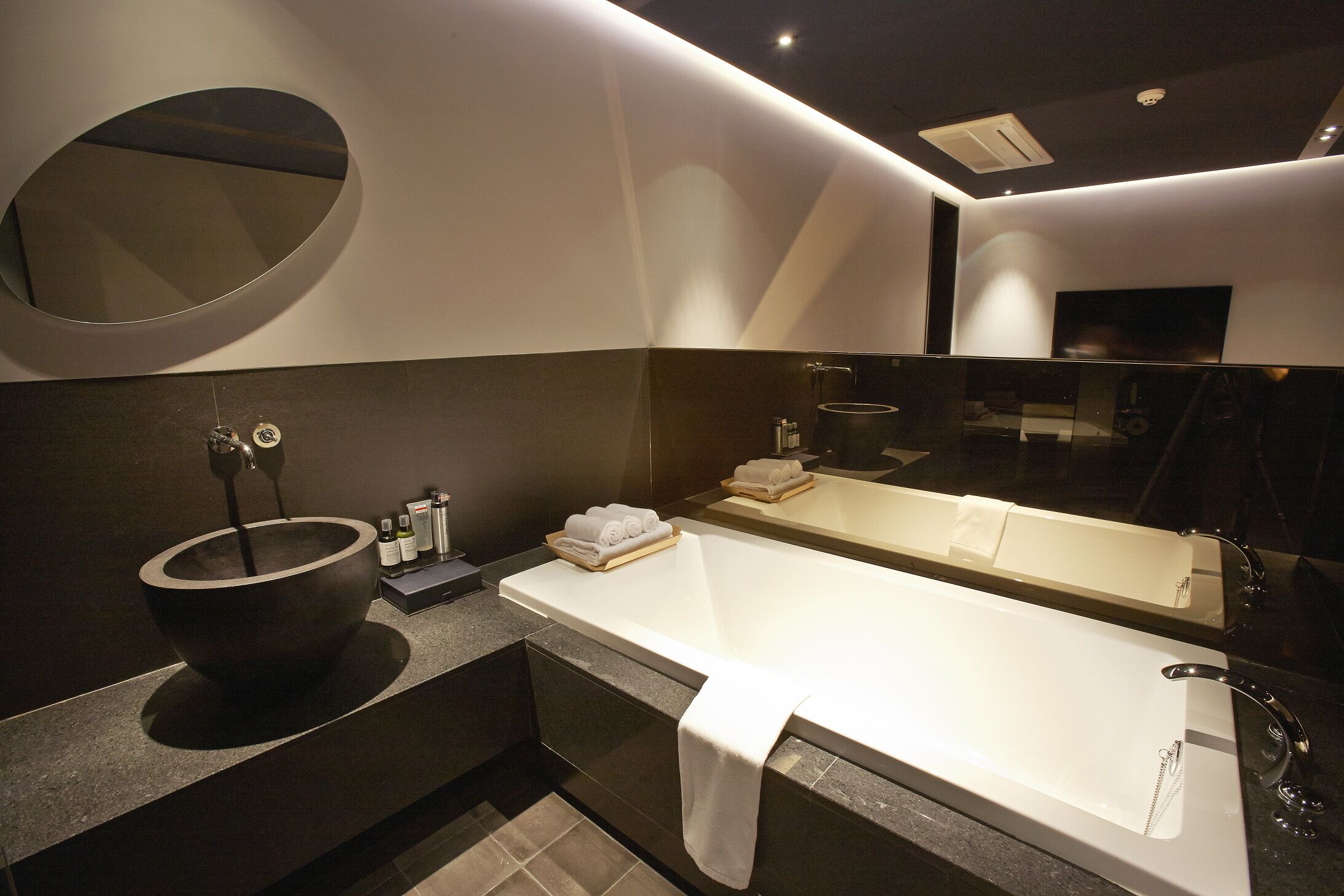 standard double room | premium bedding, individually decorated, individually furnished, desk