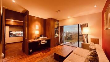 Habitación Premier | Área de sala de estar | Televisión LCD de 42 pulgadas con canales digitales y televisión