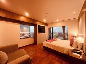 Premier Smart Suite | Premium bedding, down comforters, pillowtop beds, in-room safe