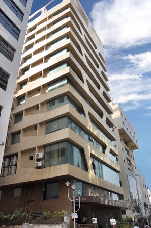 Bagian depan properti - sore/malam