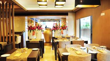 2 restaurants; breakfast, lunch, and dinner served