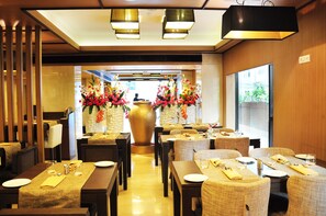 2 restaurants; breakfast, lunch, and dinner served - Senses Hotel (Barasat)