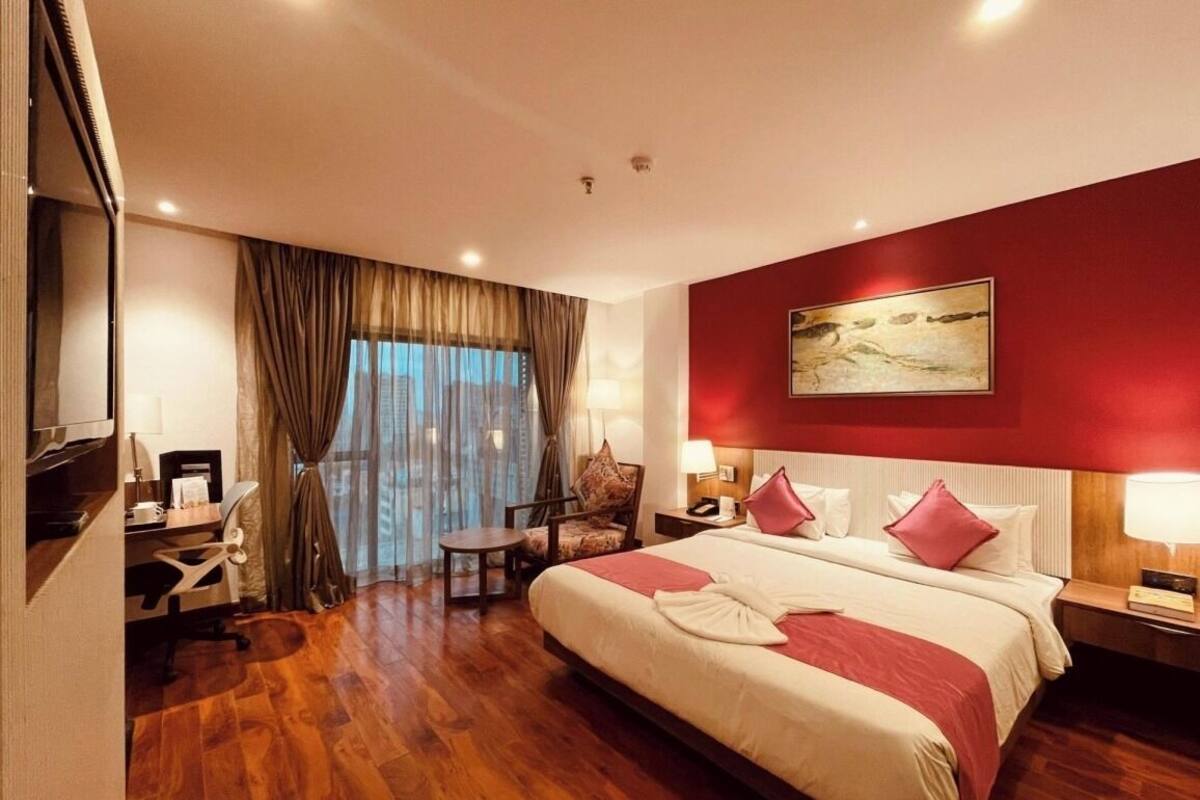 Superior Room | Premium bedding, down comforters, pillowtop beds, in-room safe