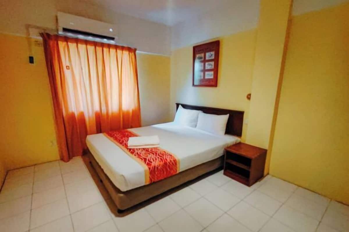 2 habitaciones, escritorio y tabla de planchar con plancha
