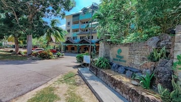 Vista frontal de la propiedad