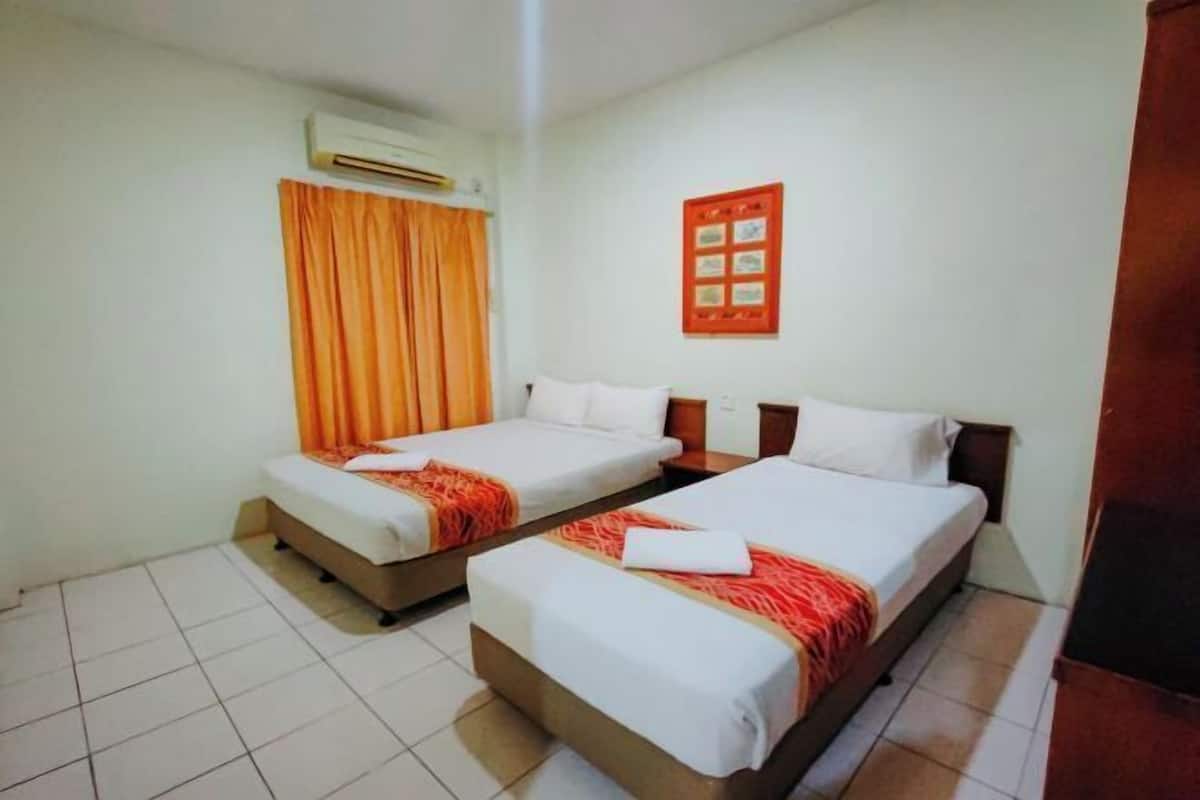 2 habitaciones, escritorio y tabla de planchar con plancha