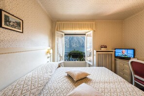 Minibar, in-room safe, desk, laptop workspace - Hotel Miralago (Cernobbio)