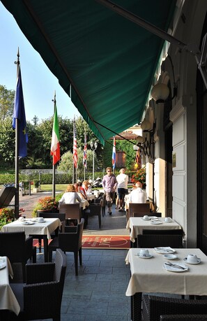 Breakfast, lunch, dinner served; Italian cuisine, alfresco dining