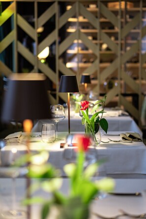 Se sirven desayunos, comidas y cocina italiana con mesas al aire libre