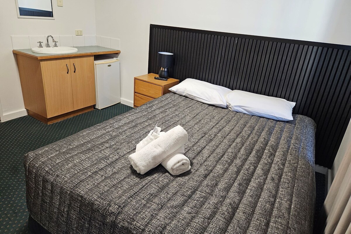 Economy Room, 1 Queen Bed, Shared Bathroom | Premium bedding, iron/ironing board, free WiFi