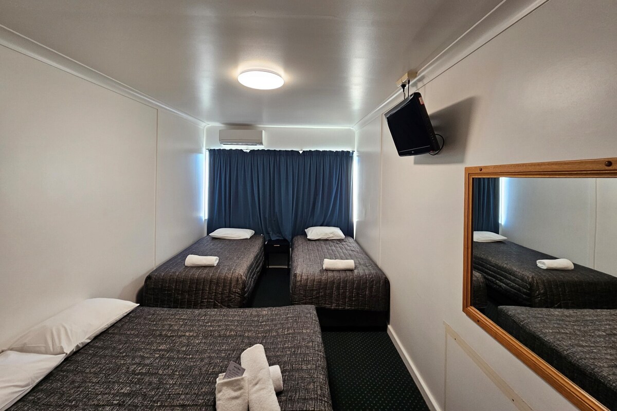 Premium bedding, iron/ironing board, free WiFi