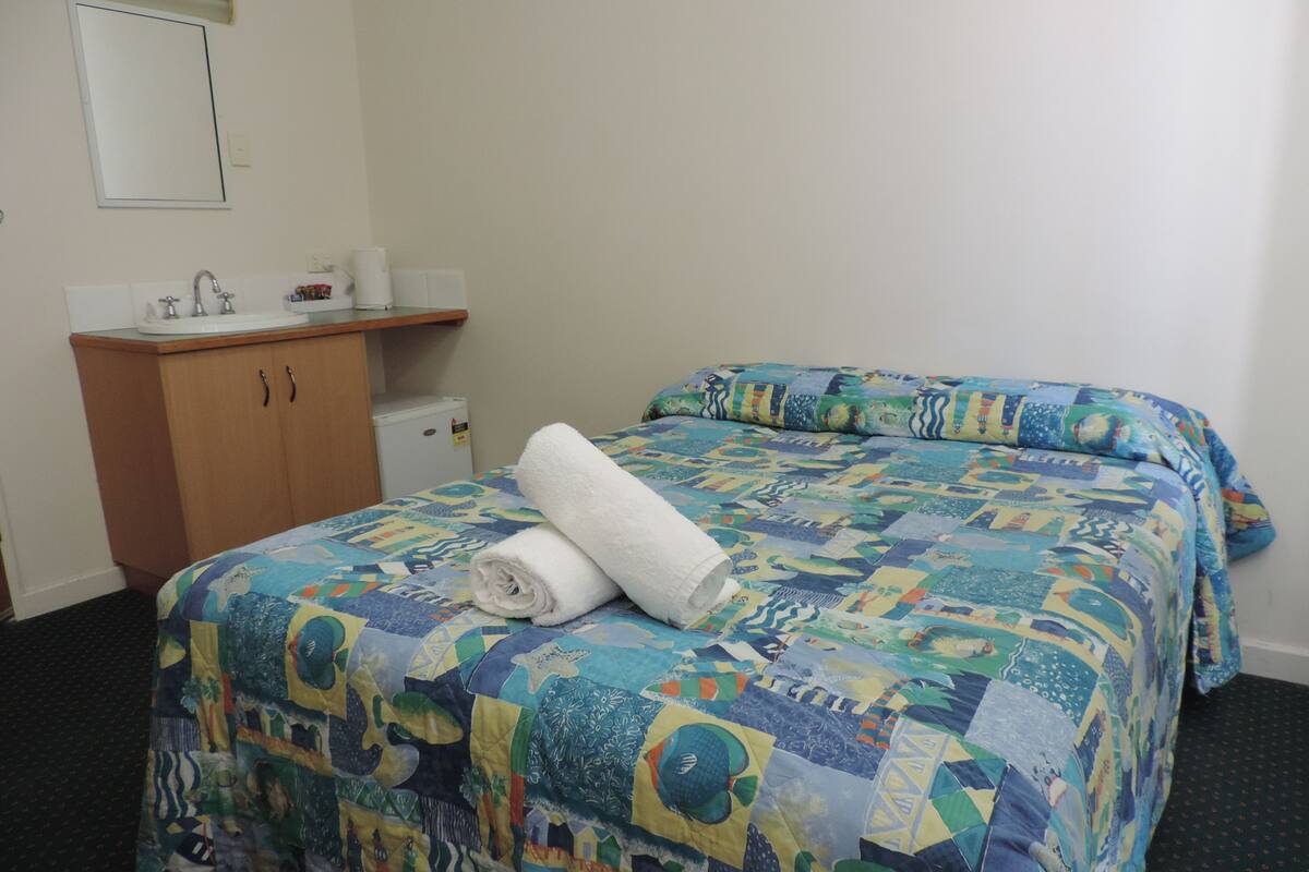 Premium bedding, iron/ironing board, free WiFi