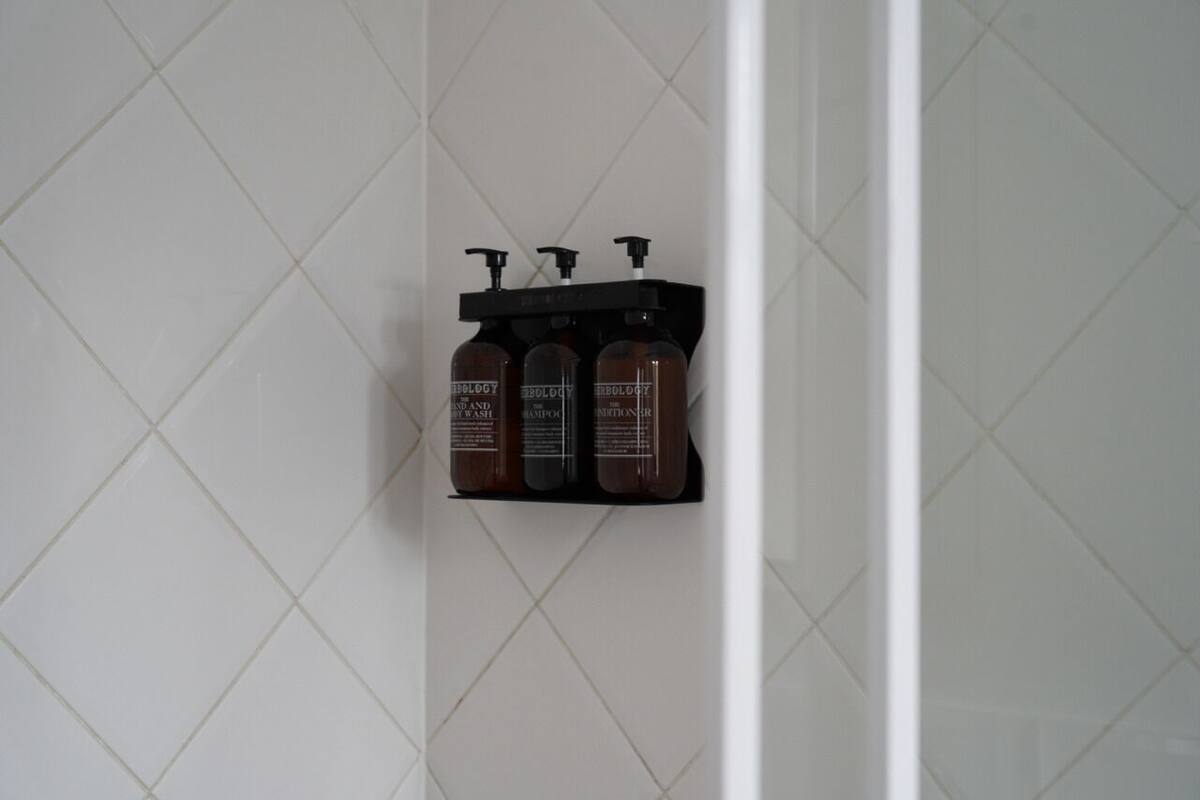 free toiletries, towels