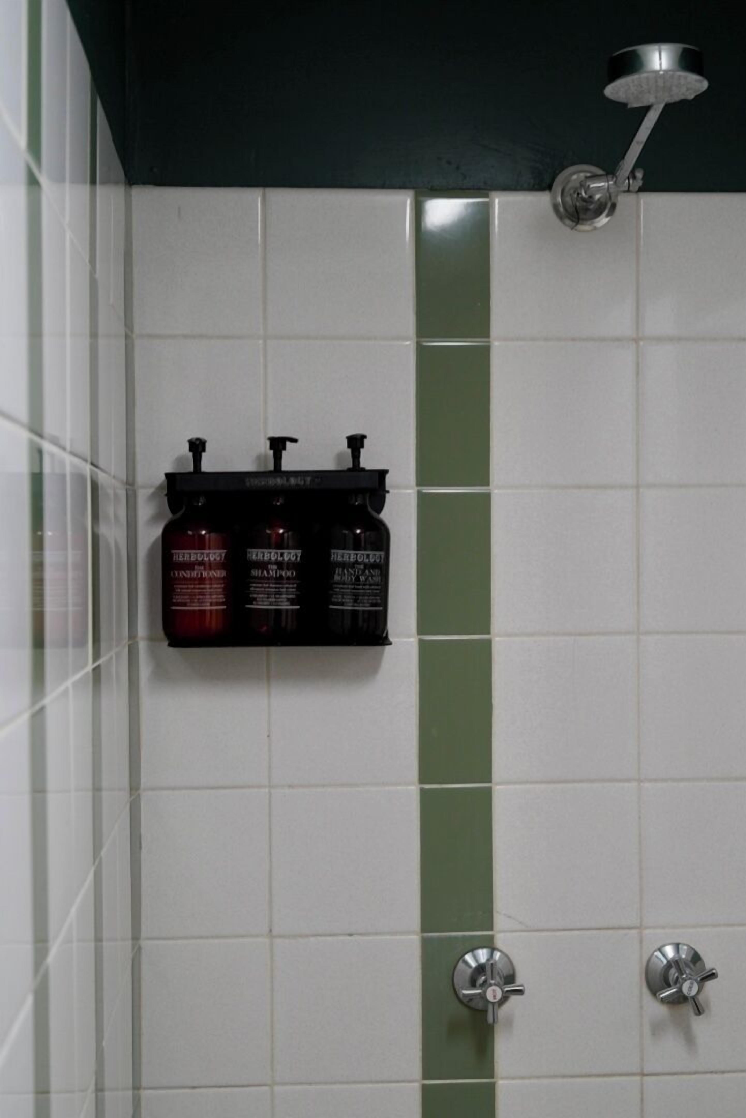 free toiletries, towels