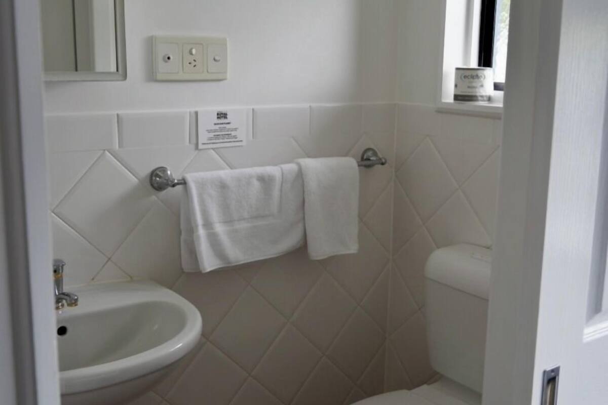 free toiletries, towels