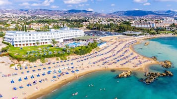 Playa en los alrededores, camastros, sombrillas y toallas de playa 