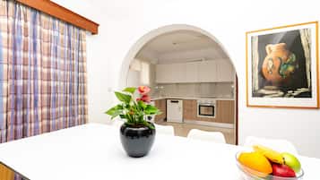 Villa, 4 Schlafzimmer, eingeschränkter Meerblick | Eigene Küche | Großer Kühlschrank, Mikrowelle, Herdplatte, Geschirrspüler