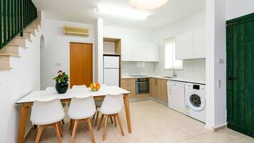 Villa, 3 Bedrooms, Partial Sea View | In-room dining