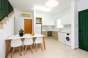 Villa, 3 Bedrooms, Partial Sea View | In-room dining