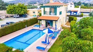 Un hôtel doté d’une piscine, d’un espace extérieur aménagé et offrant une vue sur le paysage environnant.
