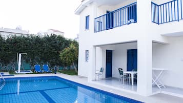 Superior-Villa, 3 Schlafzimmer, eingeschränkter Meerblick | Pool | 7 Außenpools, Sonnenschirme, Liegestühle