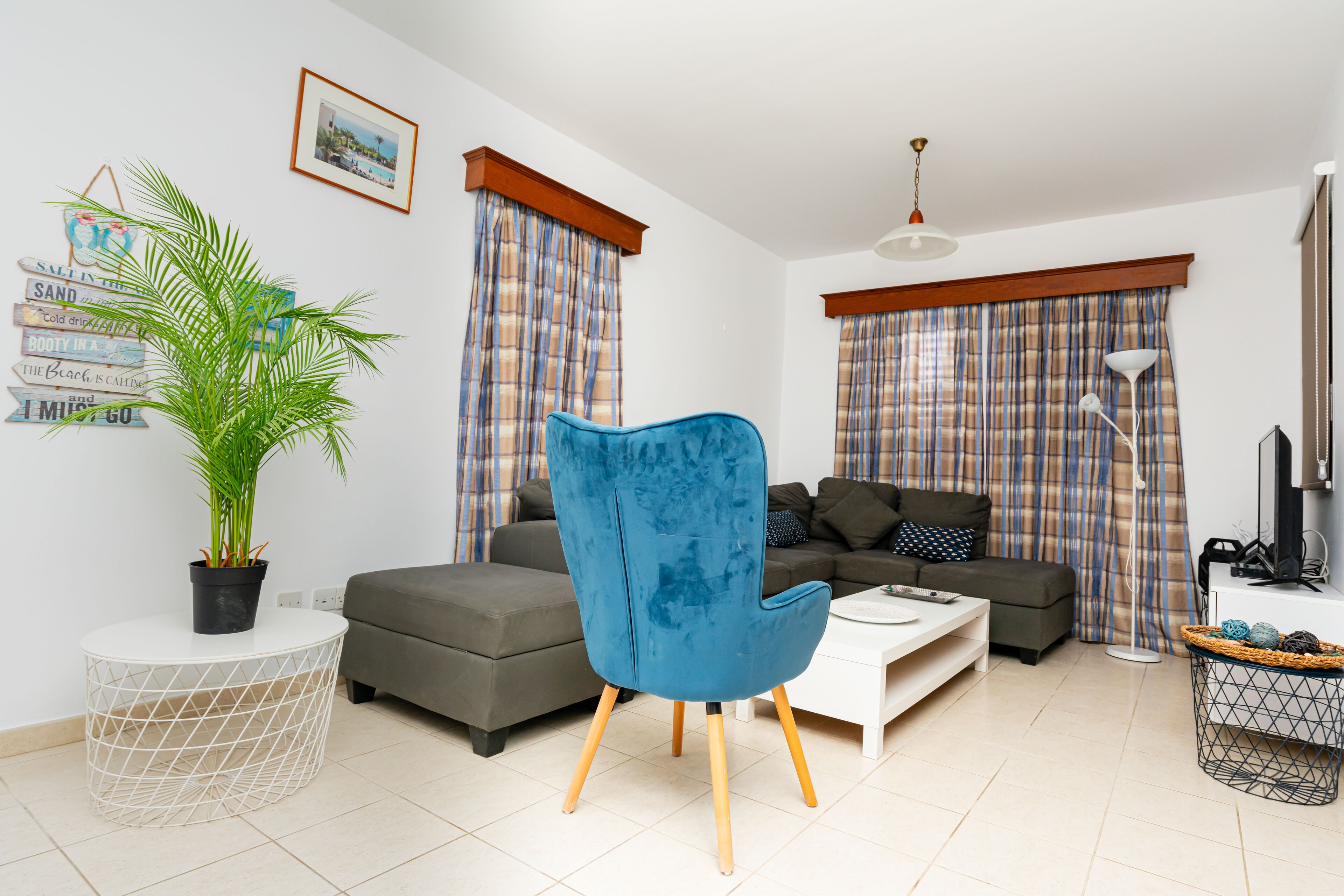 Biệt thự, 4 phòng ngủ, quang cảnh một góc biển | Khu phòng khách | TV màn hình phẳng 43-inch có truyền hình vệ tinh, TV 