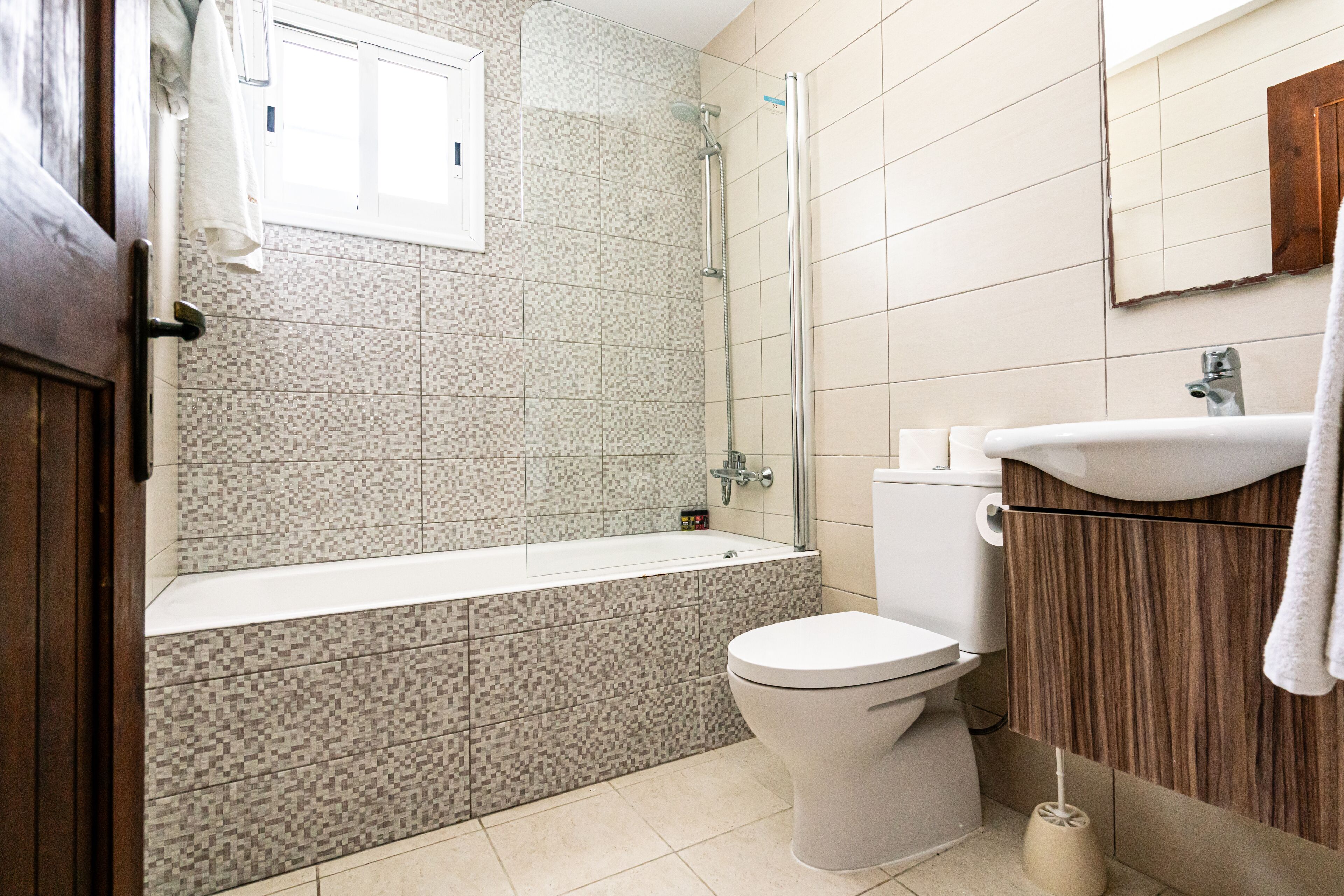 Un baño con ducha, inodoro y lavamanos.