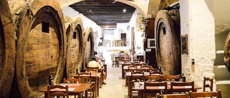 Cucina locale, con tavoli all'aperto