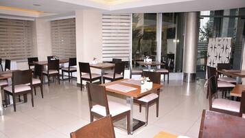 بوفيه فطور مجانًا يوميًا