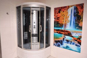 Standard Suit Oda | Bathroom | Shower, free toiletries, hair dryer, slippers - Asrın Business Hotel (Ankara)