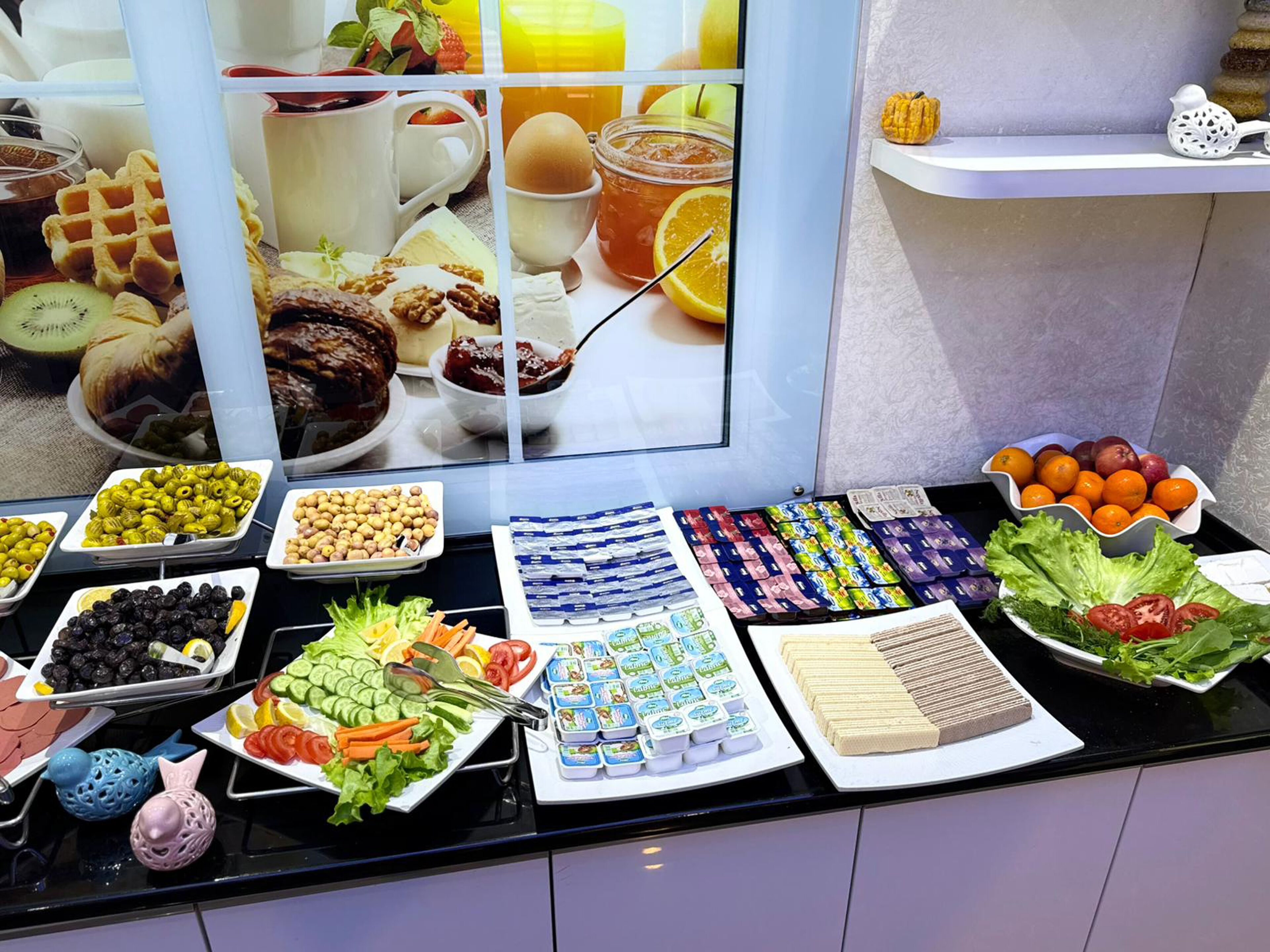 Een ontbijtbuffet met diverse gerechten en drankjes.