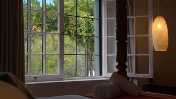 Huone | Näkymä puutarhaan