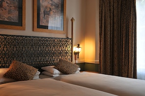 Classic Twin Room | In-room safe, desk, blackout drapes, iron/ironing board - Sunset Manor (Mbombela)