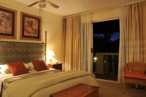 In-room safe, desk, blackout curtains, iron/ironing board - Sunset Manor (Mbombela)