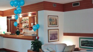 Una habitación con una zona de bar, un sofá y una mesa de comedor.