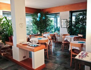 Free daily continental breakfast  - Hotel Canturio (Cantu)