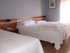 Værelse til 3 personer | Dundyner, minibar, pengeskab på værelset, skrivebord