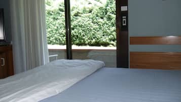 Cubrecamas, minibar, caja de seguridad en la habitación y escritorio