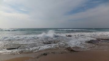 Pantai di sekitar dan pasir putih