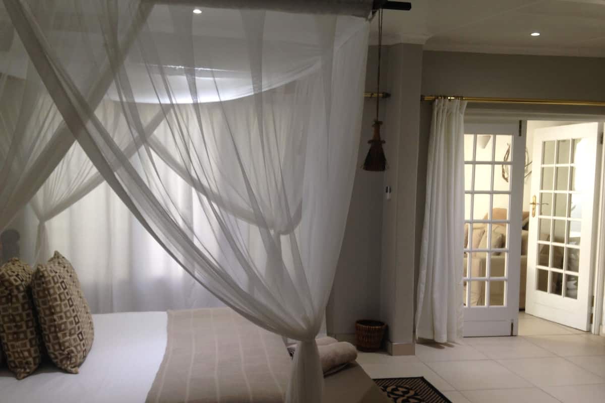 Egyptian cotton sheets, premium bedding, in-room safe, free WiFi