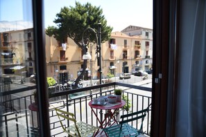 Triple Room | View from room - The Night Guest House Sorrento (Sorrento)