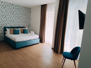 Comfort Room | Minibar, in-room safe, desk, iron/ironing board - The Night Guest House Sorrento (Sorrento)