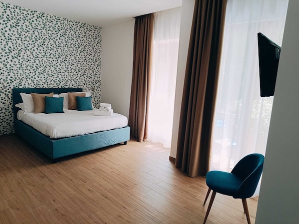 Rom – comfort | Minibar, safe på rommet, skrivebord og strykejern/-brett