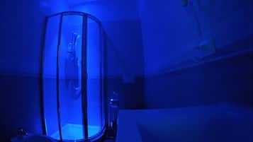 Chambre Triple | Douche de la salle de bain