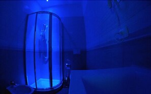 Driepersoonskamer | Badkamer met douche